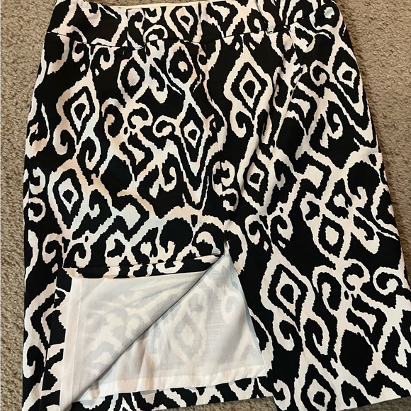 WHITE HOUSE BLACK MARKET WOMEN SIZE 8 BLACK AND WHITE SKIRT - Picture 3 of 6